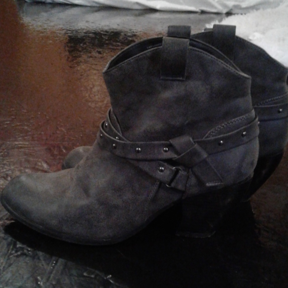 Low heeled boots